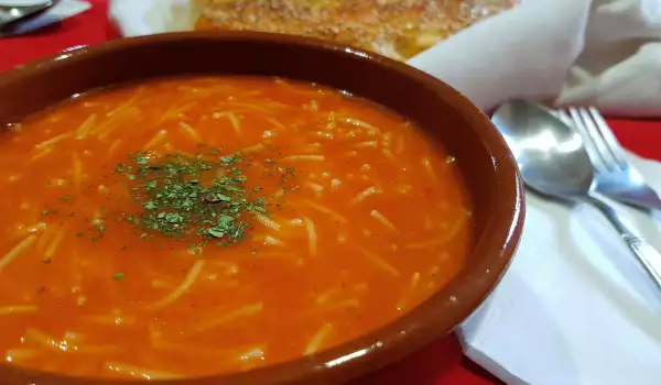 Sopa de tomate con fideos