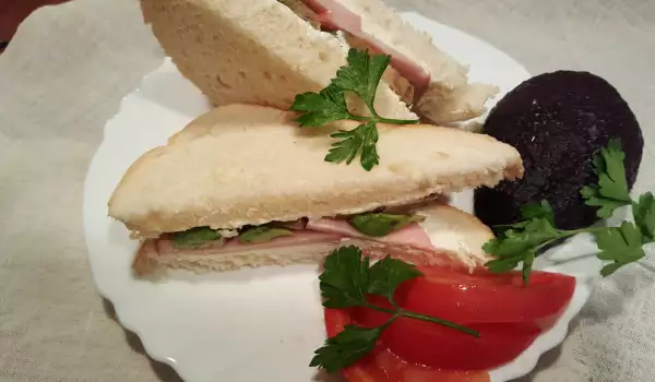 Club Sandwich con Aguacate