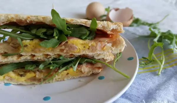 Sandwich con Pollo, Huevo y Bacon