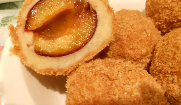 Knödel de patata con ciruelas