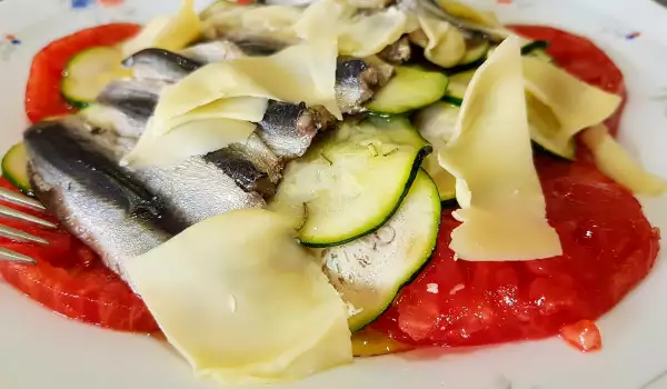 Ensalada de espadín, calabacín y tomates