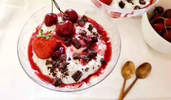 Postre de yogur con cerezas y fresas
