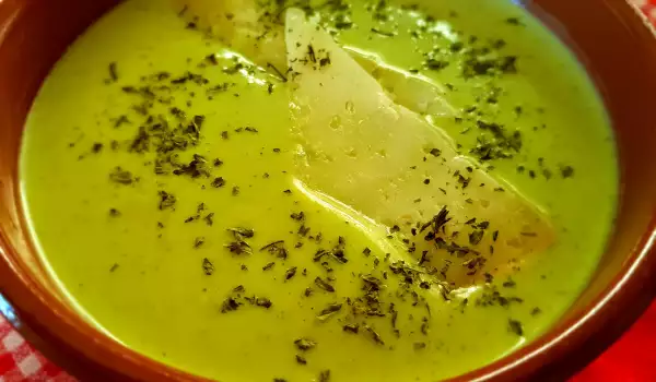 Crema de calabacín y aguacate con queso aromático