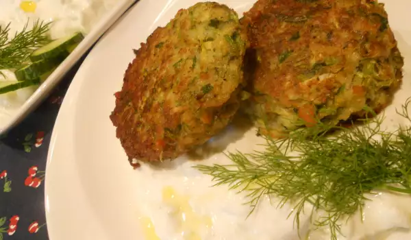 Tortitas de calabacín con guarnición de tzatziki