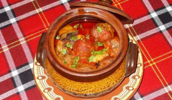 Maravillosas albóndigas de carne en cazuelitas de barro