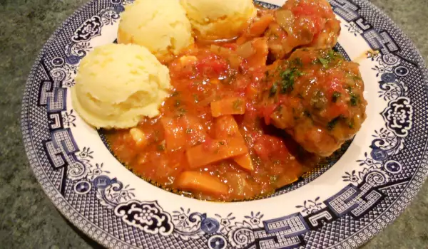 Albóndigas en salsa con guarnición de puré de patata