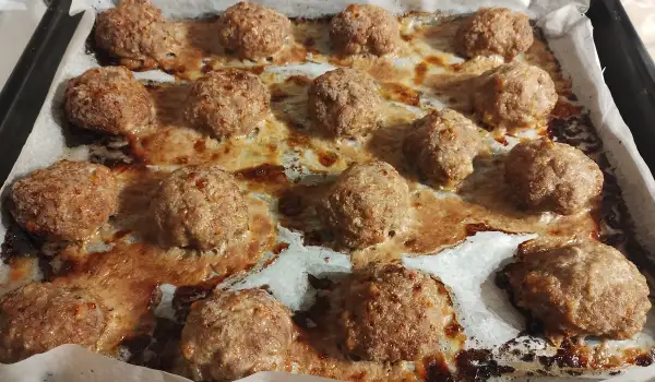 Albóndigas de carne al horno con puerros y parmesano