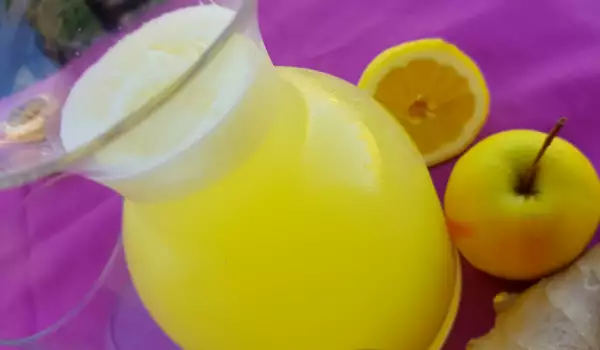 Agua aromática de limón, manzana, jengibre y apio