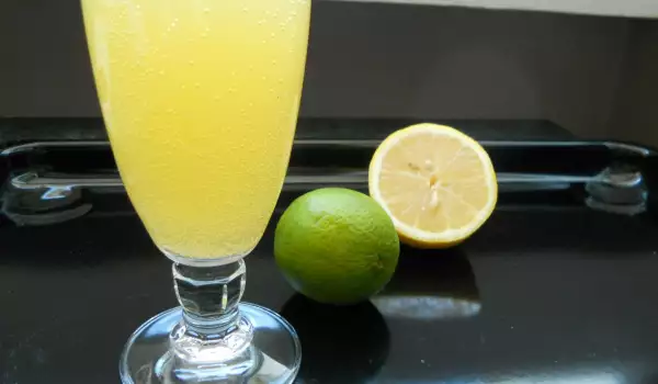 Limonada con naranjas, lima y menta