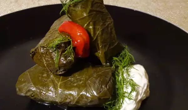 Sarma de hojas de parra en olla a presión