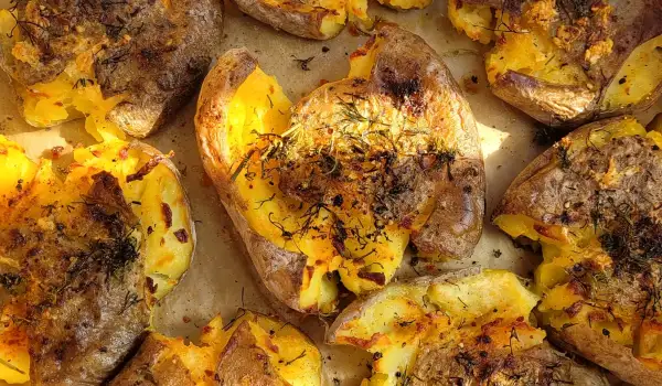 Patatas con mantequilla y ajo al horno
