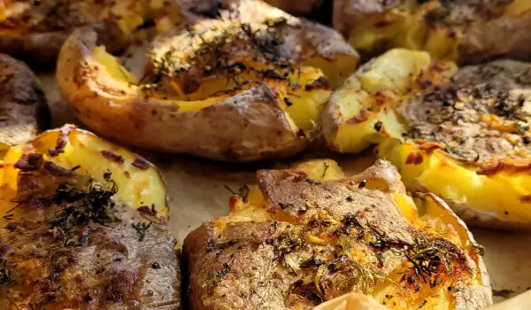 Patatas con mantequilla y ajo al horno