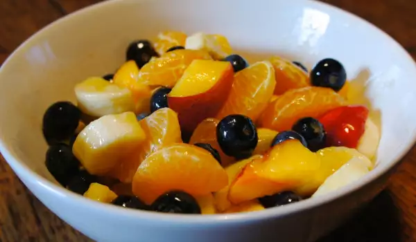Macedonia de frutas con mango y arándanos