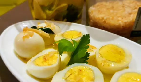 Huevos de codorniz marinados