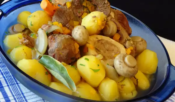 Codillo de ternera marinado con verduras de raíz