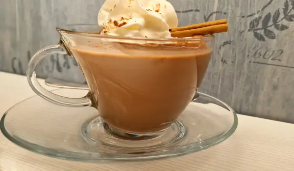 Chocolate caliente con nata y canela
