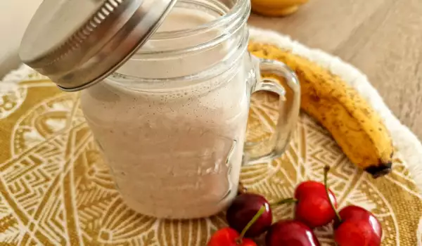 Batido de leche con plátanos, avena y cerezas