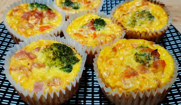 Mini pasteles de brócoli en moldes para muffins