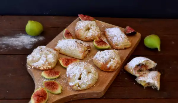 Mini strudels con higos frescos, almendras y manzanas