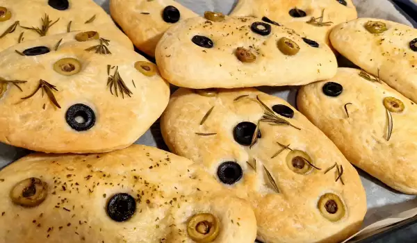 Mini focaccia con aceitunas y hierbas aromáticas