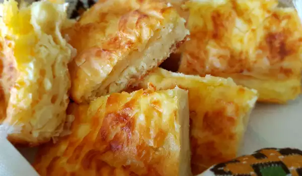 Pastel salado de pasta filo con nata y queso