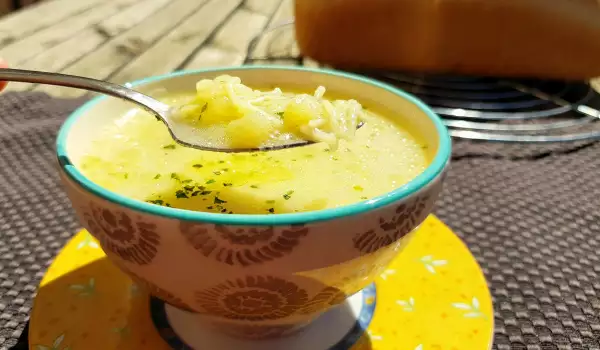 Sopa de patata con leche y cilantro