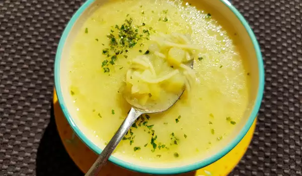 Sopa de patata con leche y cilantro