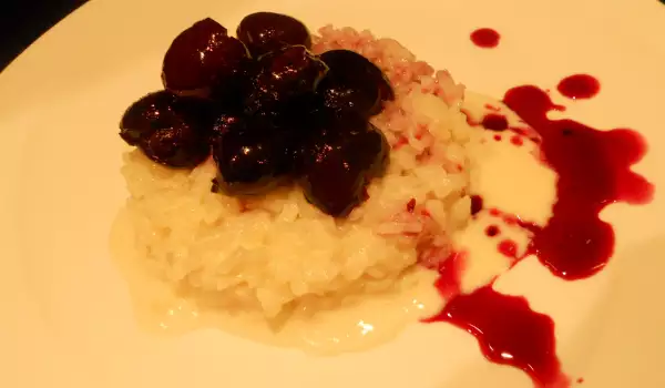 Postre de arroz con leche y cerezas