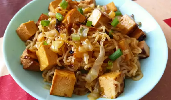 Fideos chinos con tofu y repollo
