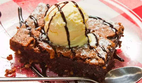 Brownie con una bola de helado