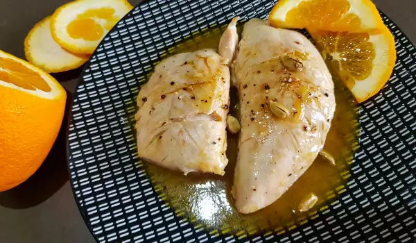 Pollo a la naranja en una sartén