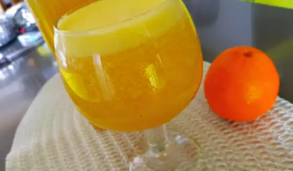 Zumo de naranja natural hecho en la licuadora