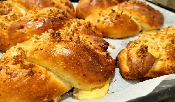 Bollos trenzados de crema con nueces