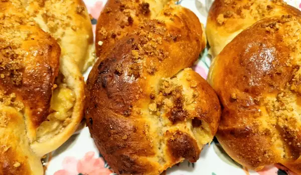 Bollos trenzados de crema con nueces