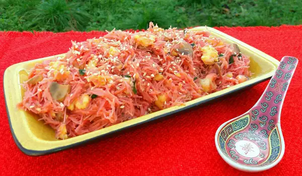 Fideos de arroz con salsa casera y verduras
