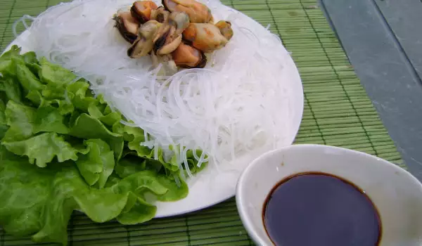 Fideos de arroz con ajo y mejillones