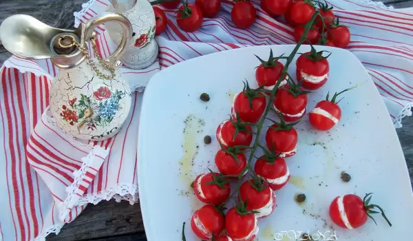 Tomates cherry rellenos con alcaparras