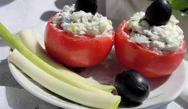 Tomates rellenos con queso crema, puerros y aceitunas