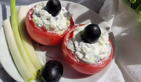 Tomates rellenos con queso crema, puerros y aceitunas