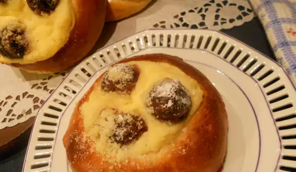 Vatrushka de requesón y cerezas