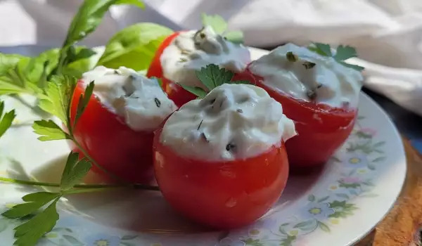 Tomates rellenos de skyr con sabor especiado