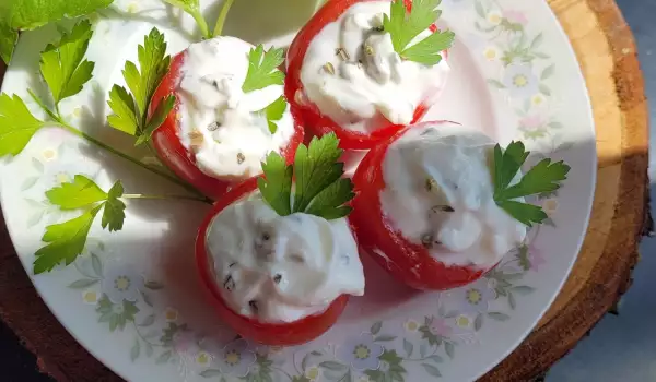 Tomates rellenos de skyr con sabor especiado