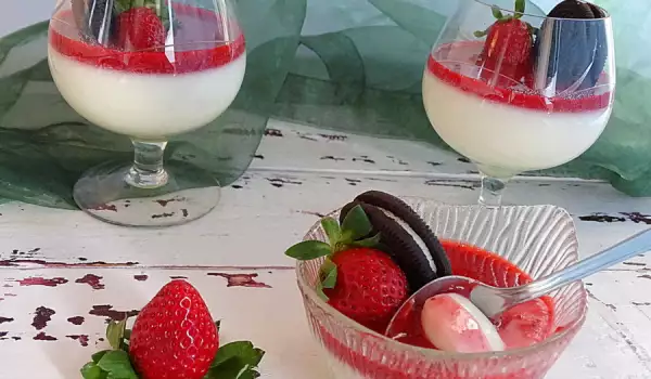 Panna cotta de leche con coulis de fresa