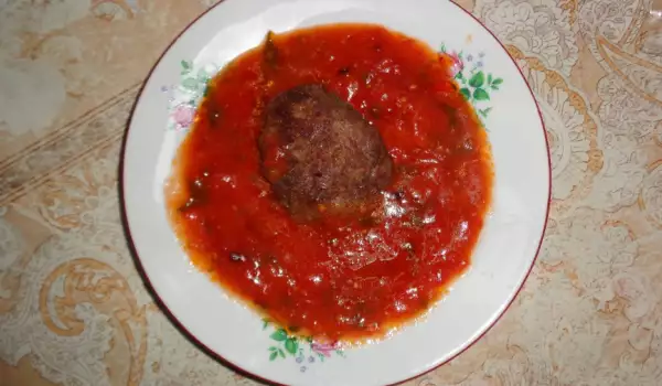 Albóndigas de carne en salsa al estilo rústico