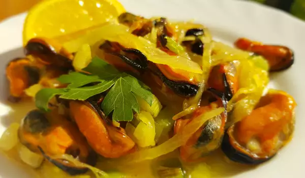 Mejillones fritos con cebolla