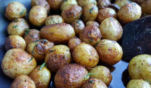 Patatas de guarnición fritas con ajo y especias