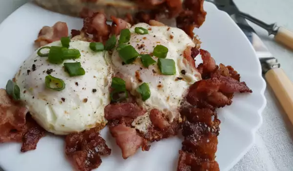 Huevos fritos con bacon (receta fácil)
