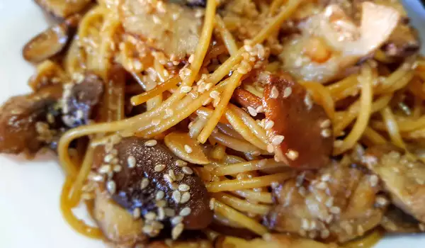 Espaguetis fritos con setas y sésamo