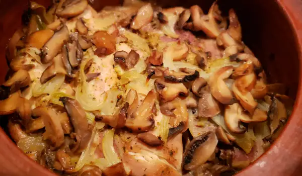 Filetes de cerdo y pollo con champiñones y cebolla