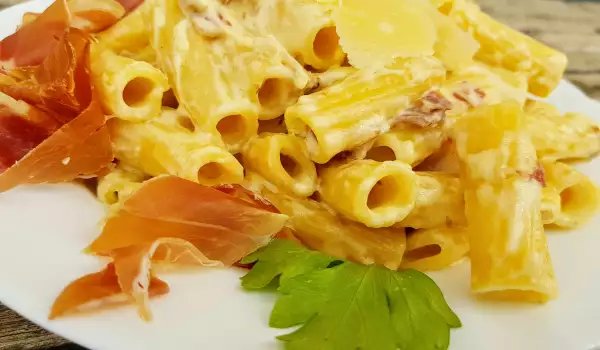 Pasta con prosciutto y setas ostra